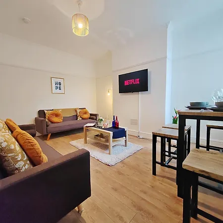 Holiday home Modern 4 Bed House - Free Parking