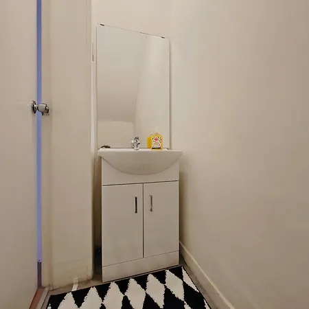 Dom wakacyjny Modern 4 Bed House - Free Parking *
