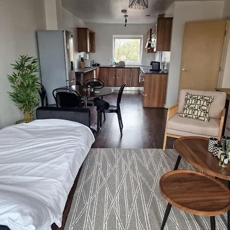3 Bed Free Parking Near Centre Manchester