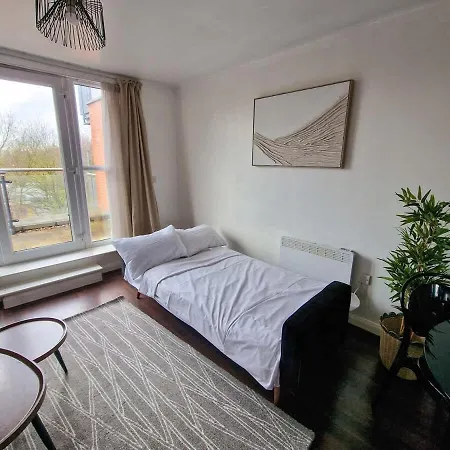 3 Bed Free Parking Near Centre