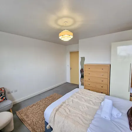 3 Bed Free Parking Near Centre *