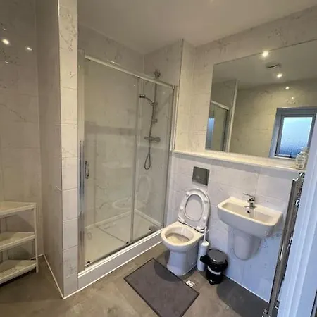 Large Ensuite In With Free Parking *