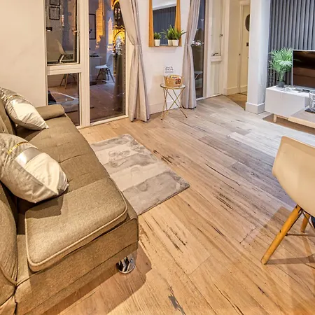 The Cityscape -by Parydise Ltd - Modern 1 Bed - Sleeps 3 - Ideal For Business Or Leisure Stays! *