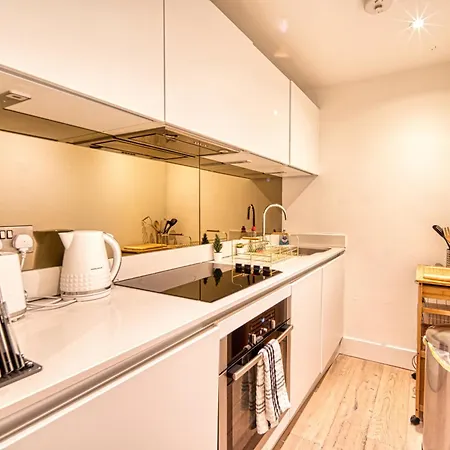 The Cityscape -by Parydise Ltd - Modern 1 Bed - Sleeps 3 - Ideal For Business Or Leisure Stays! *