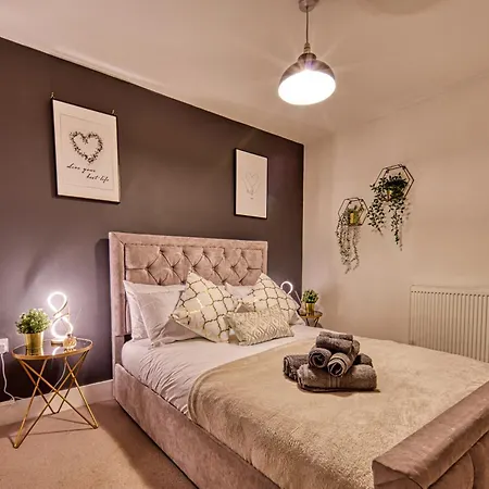 Apartmán The Cityscape -by Parydise Ltd - Modern 1 Bed - Sleeps 3 - Ideal For Business Or Leisure Stays! *