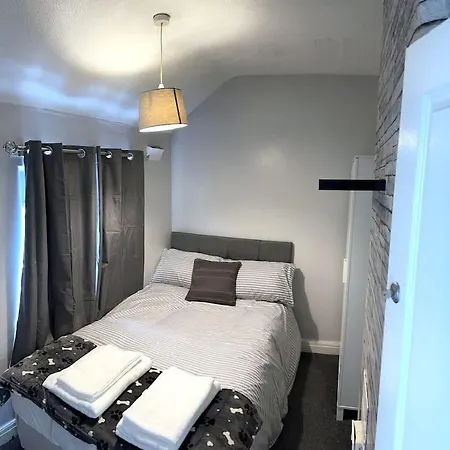 Entire House In דירה מנצ'סטר