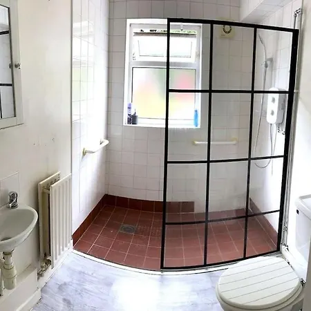 Entire House In דירה מנצ'סטר
