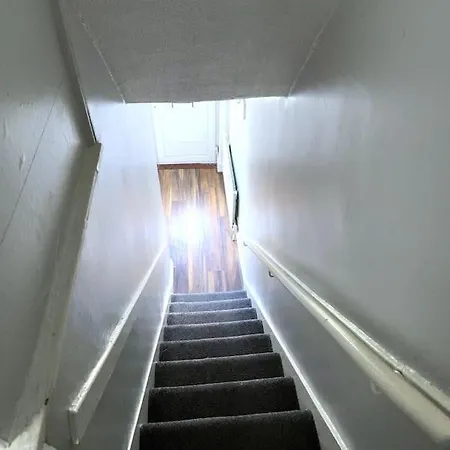 Entire House In * מנצ'סטר