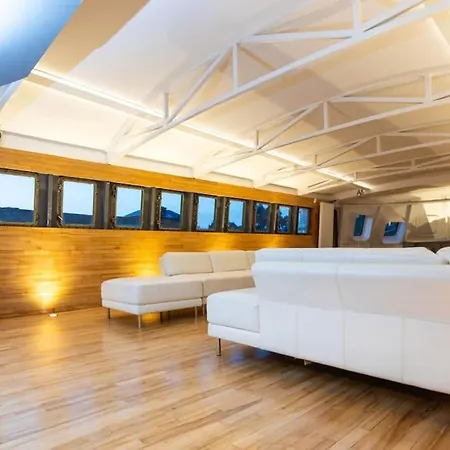 Stunning 130ft Classic Yacht Båthotell