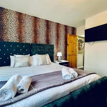 13 Guests - Free Parking - House Manchester