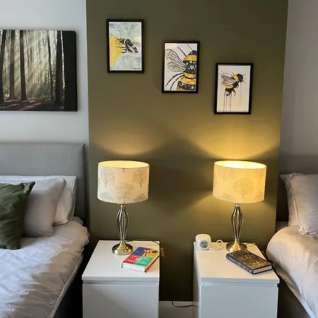 Modern 3-bed Stay-away-home Sleeps 6 Nr