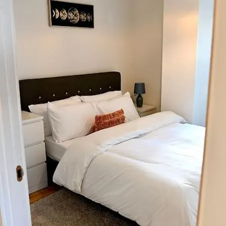 דירה Waterside Haven