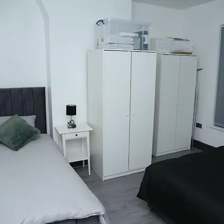 Дом отдыха Full, Modern Family House In Salford