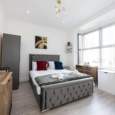 Newly Refurbished 4bedroom House Nr Centre Semesterbostad