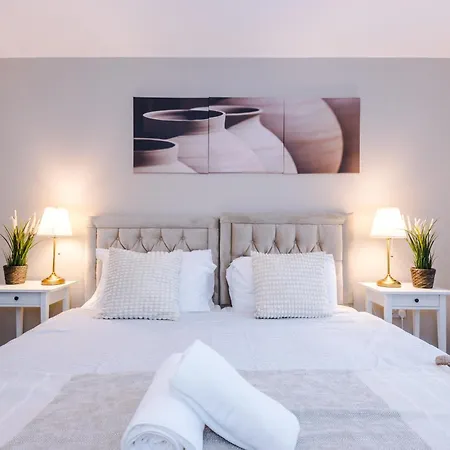 3br-sleeps6-garden-bbq-freeparking-pets Манчестер
