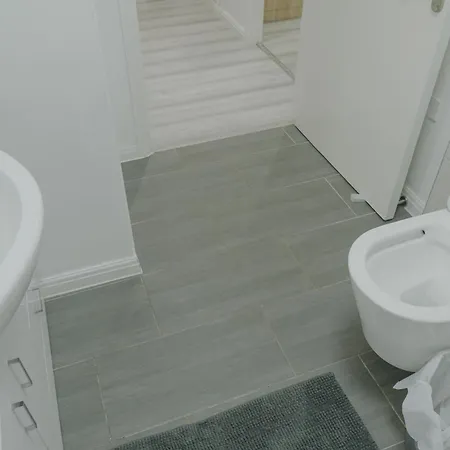 Lovely Modern 2 Bed Flat With Parking, Close To Centre *