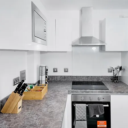 Impeccable 2-bed In Salford