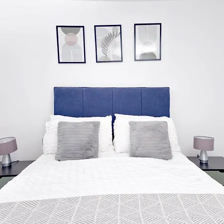 Impeccable 2-bed In Salford Apartamento *