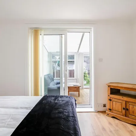 5-bedroom In Trendy Dibsbury Area With Parking Feriehus *