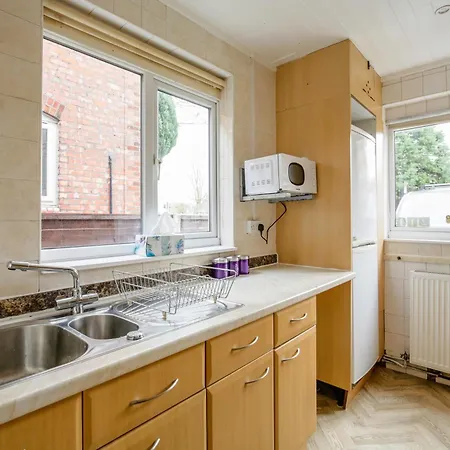 5-bedroom In Trendy Dibsbury Area With Parking Feriehus Manchester