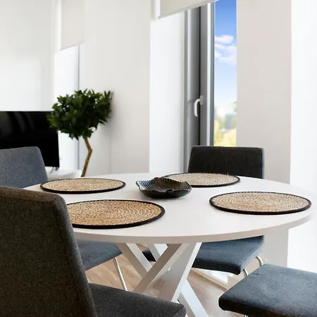 Elegant 2br In Media דירה