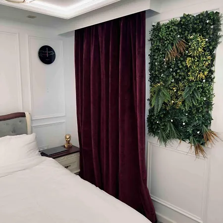 Private Bedroom In Unique Luxury House, Salford, *