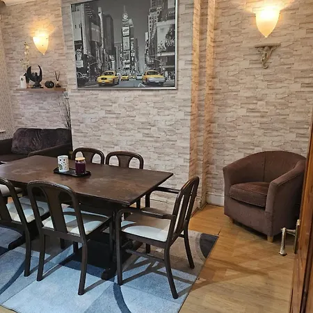 Go Big ! Entire Cozy House For Max 8 People Near Center Tatil Evi