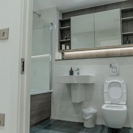 Luxury 2 Bed Penthouse With Stunning Views In Centre דירה *