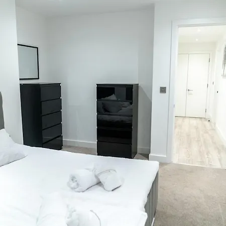 Luxury 2 Bed Penthouse With Stunning Views In Centre דירה