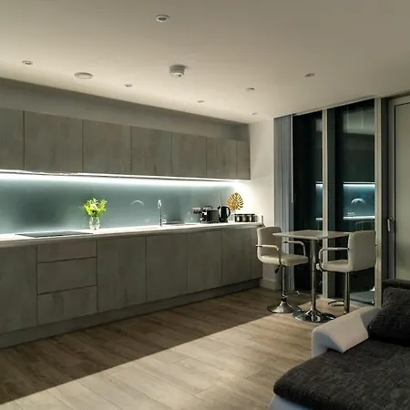 Luxury 2 Bed Penthouse With Stunning Views In Centre דירה *