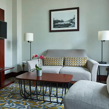Отель Marriott Victoria & 4*