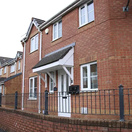 3 Bedroom House Close To Centre Free Parking