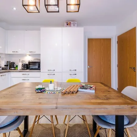 Cozy 1br In Vibrant Free Parking Манчестер