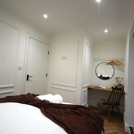 Cityescape - 1br Sofa Bed Balcony Window Shower Apartment