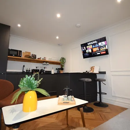 Cityescape - 1br Sofa Bed Balcony Window Shower Apartment *