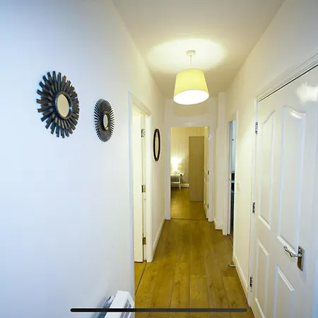 Modern Luxury 2 Bed Apartment, Sleeps 5 Manchester