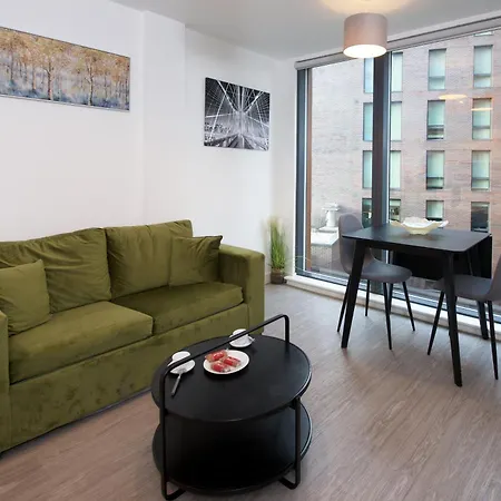 Apartament Modern 1-bed Retreat Near Spinningfields, Arndale, Mediacityuk, Etihad & Old Trafford, Sleeps 4, Nespresso Machine, Balcony, Gym, Netflix, Perfect For Long-term & Short-term Professionals & Getaways *