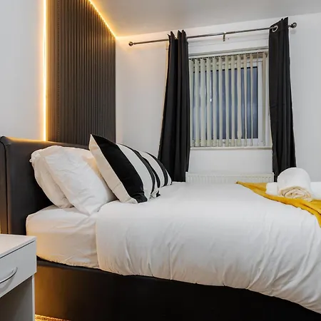 Vakantiehuis Coop Arena & Etihad - Free Parking - Pool Table