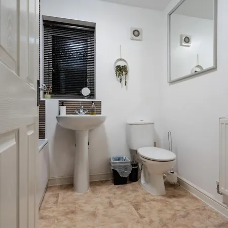 Coop Arena & Etihad - Free Parking - Pool Table *