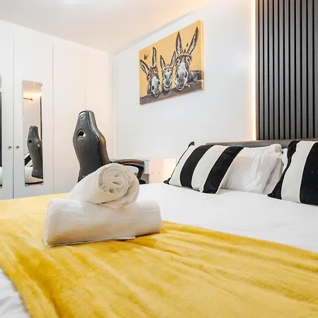 Coop Arena & Etihad - Free Parking - Pool Table