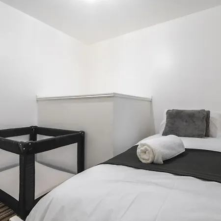 Coop Arena & Etihad - Free Parking - Pool Table *