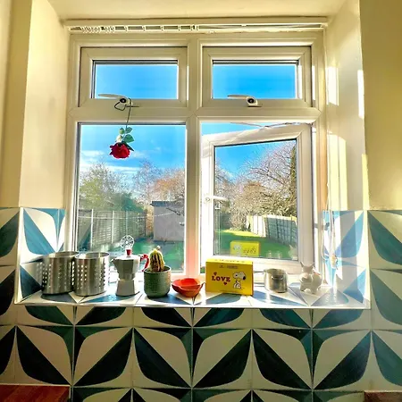 Spacious 3-bed Family Retreat With Cosy Living And Garden! Free Parking Hébergement de vacances Manchester