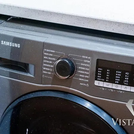 Дом отдыха 4 Bed House By Vista Short Lets & Serviced With Pool Table, Free Parking & Near Манчестер