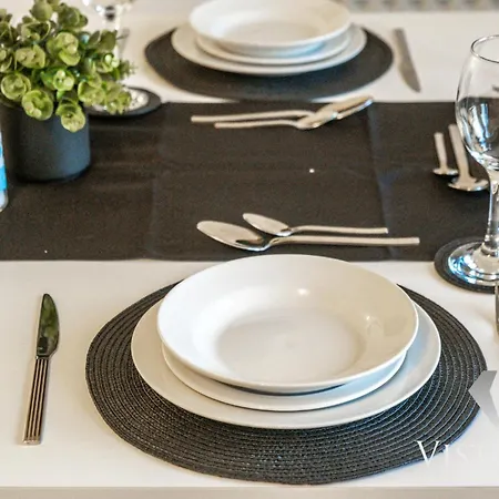 4 Bed House By Vista Short Lets & Serviced With Pool Table, Free Parking & Near Дом отдыха