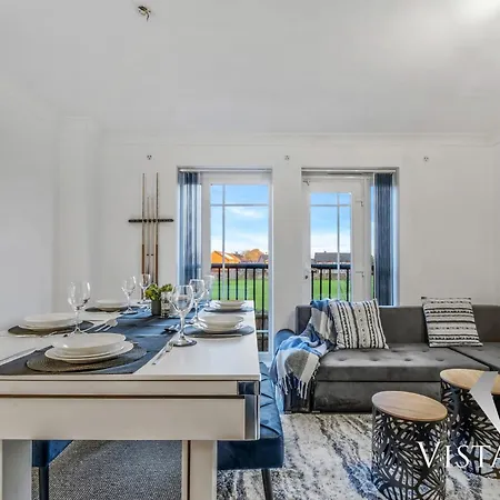 Дом отдыха 4 Bed House By Vista Short Lets & Serviced With Pool Table, Free Parking & Near *