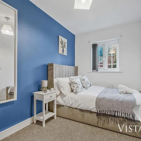 Дом отдыха 4 Bed House By Vista Short Lets & Serviced With Pool Table, Free Parking & Near