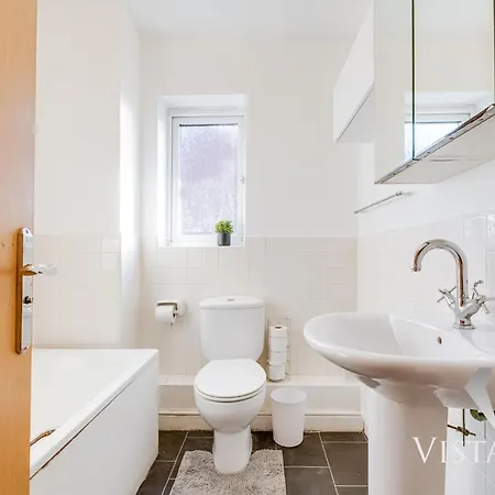 4 Bed House By Vista Short Lets & Serviced With Pool Table, Free Parking & Near *