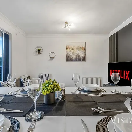 4 Bed House By Vista Short Lets & Serviced With Pool Table, Free Parking & Near Манчестер