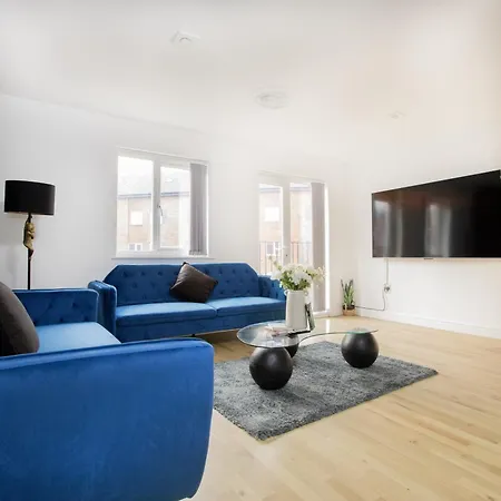 5 Bed House- 5mins To Centre - Sleeps 8 *