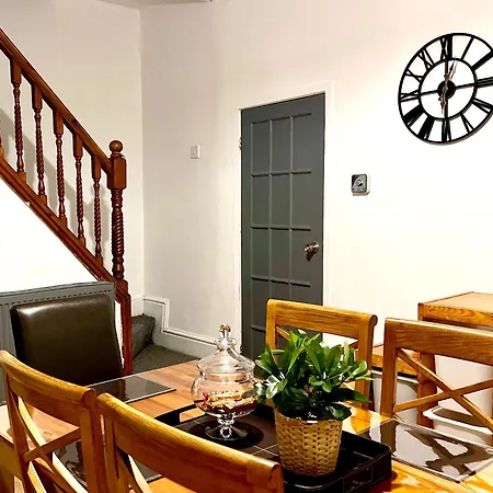 Cosy 3bdr In Levenshulme-close To Centre And Stockport Town- Free Parking- Wifi *